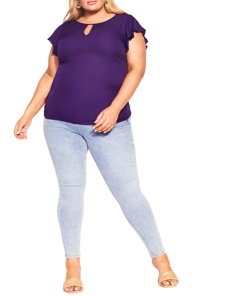 Front of a model wearing a size S Sweet Waterfall Top in Petunia by City Chic. | dia_product_style_image_id:293944